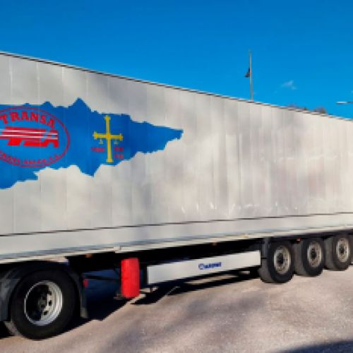 Remolque de camión blanco en polígono industrial